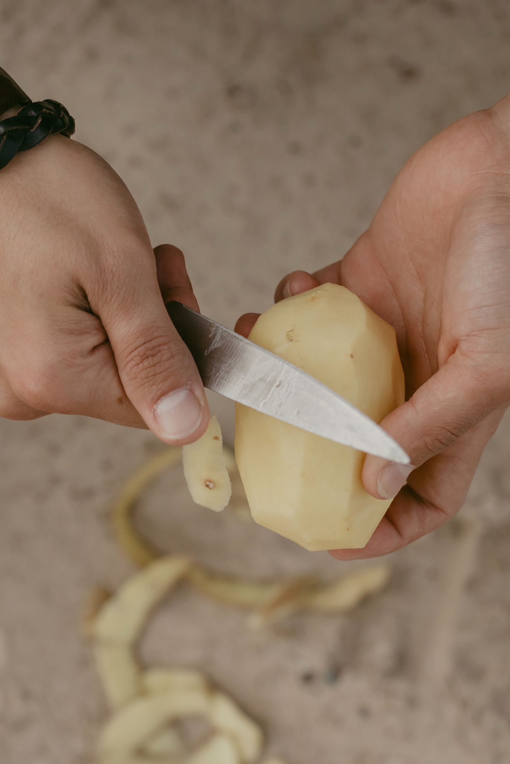 Kartoffeln werden angeschnitten